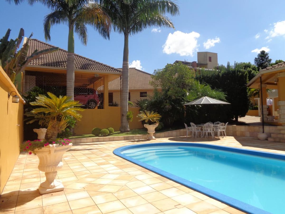 Casa à venda em San Ciro, Portão - 294m² - Salão de festas, Churrasqueira, Closet, Lareira