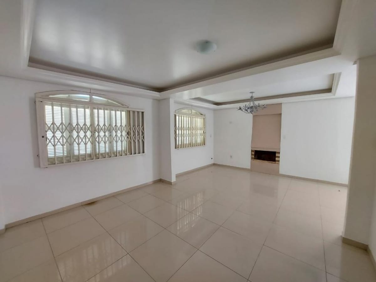 Casa à venda em Novo Hamburgo - Piscina privativa e churrasqueira!